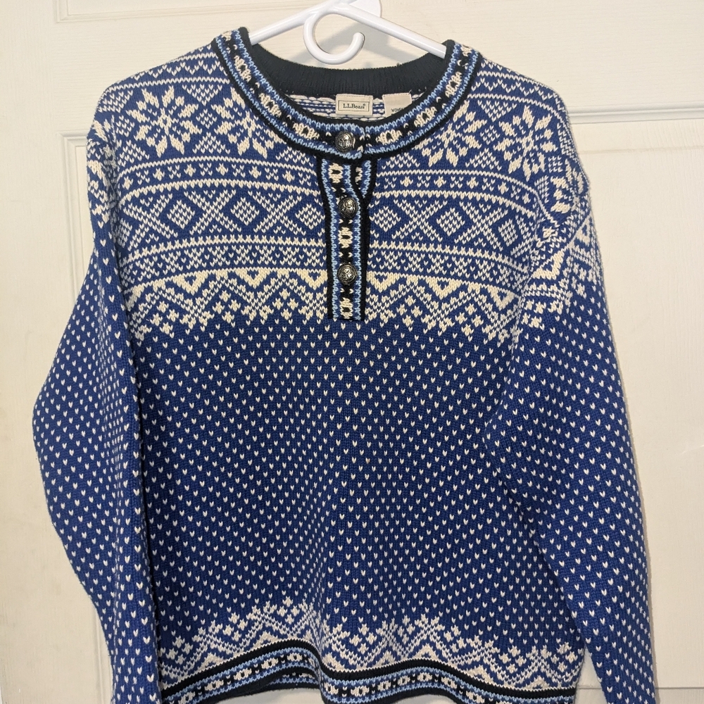 LL Bean Women's Med Vintage Snowflake 3 button %100 cotton heavy sweater
